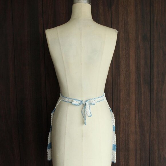 Vintage 1950s 1960s Half Apron, Crocheted in White and Blue,  Retro Kitchen - Picture 10 of 10
